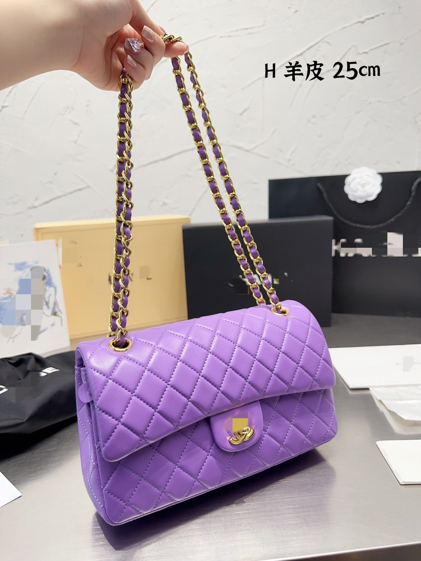 Diamond pattern shoulder bag