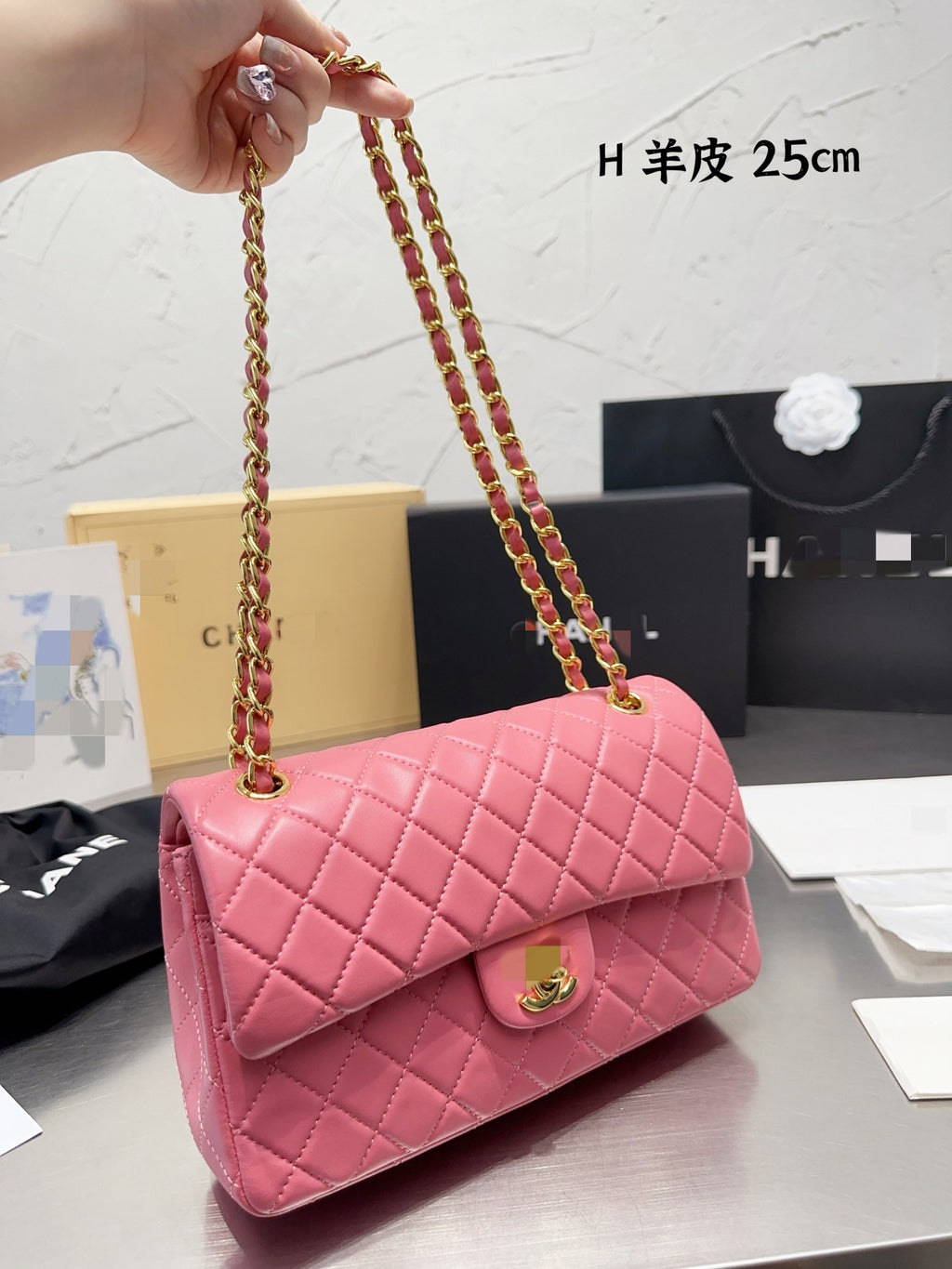 Diamond pattern shoulder bag