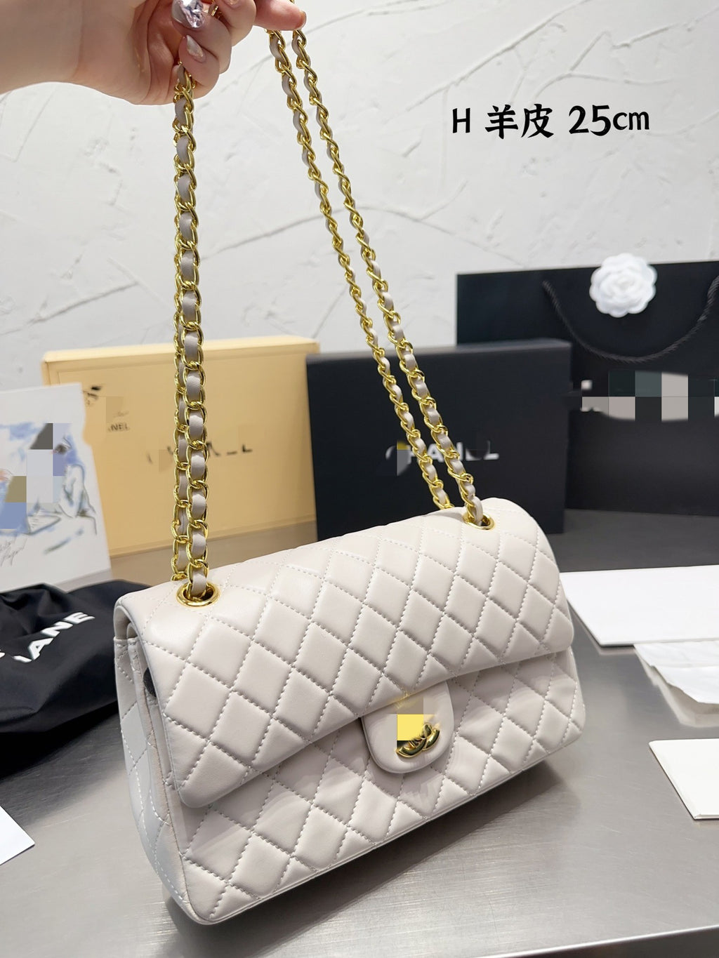 Diamond pattern shoulder bag