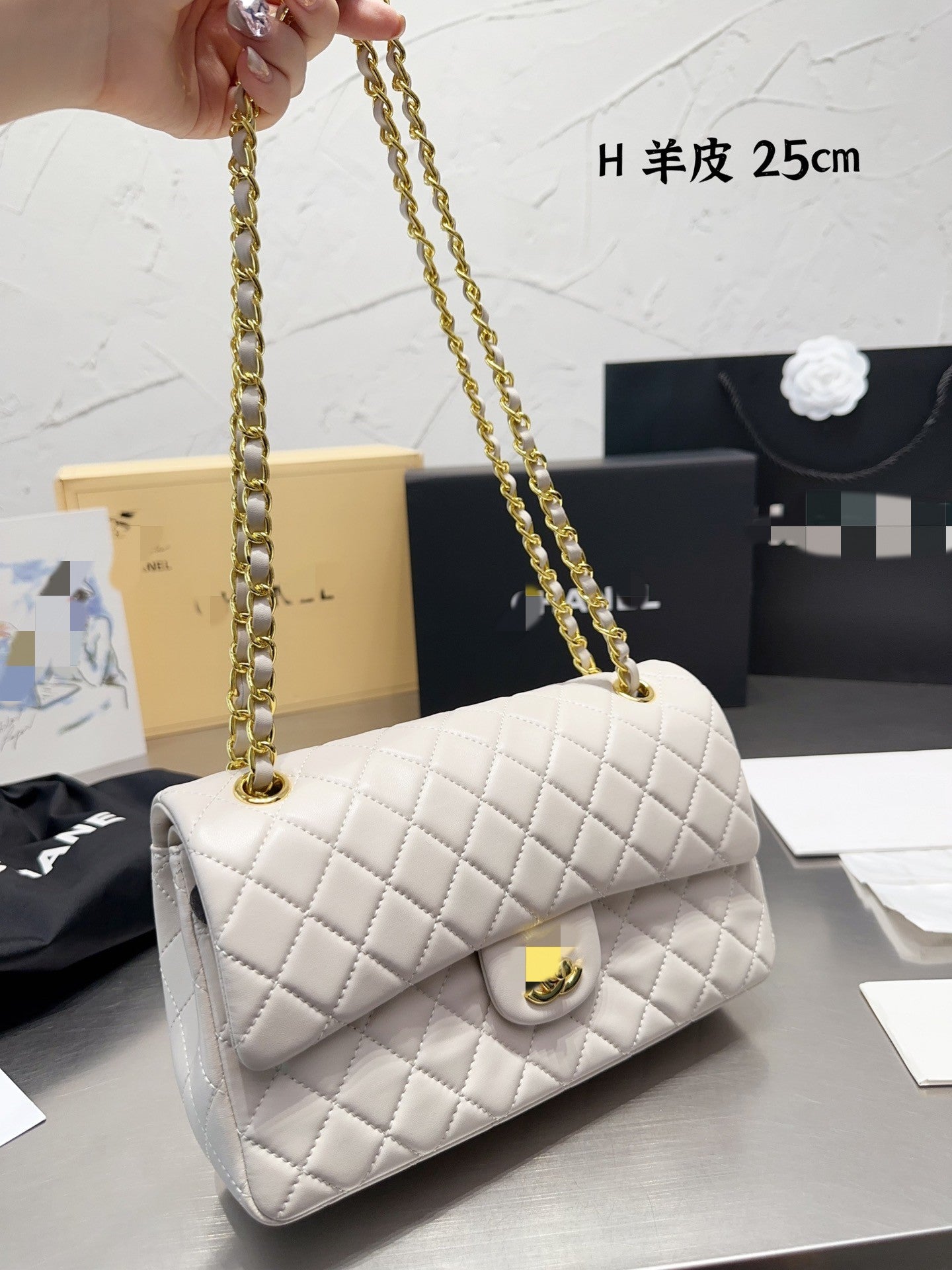 Diamond pattern shoulder bag