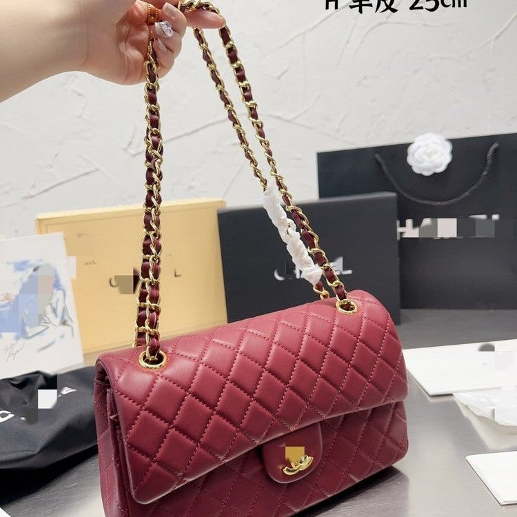 Diamond pattern shoulder bag