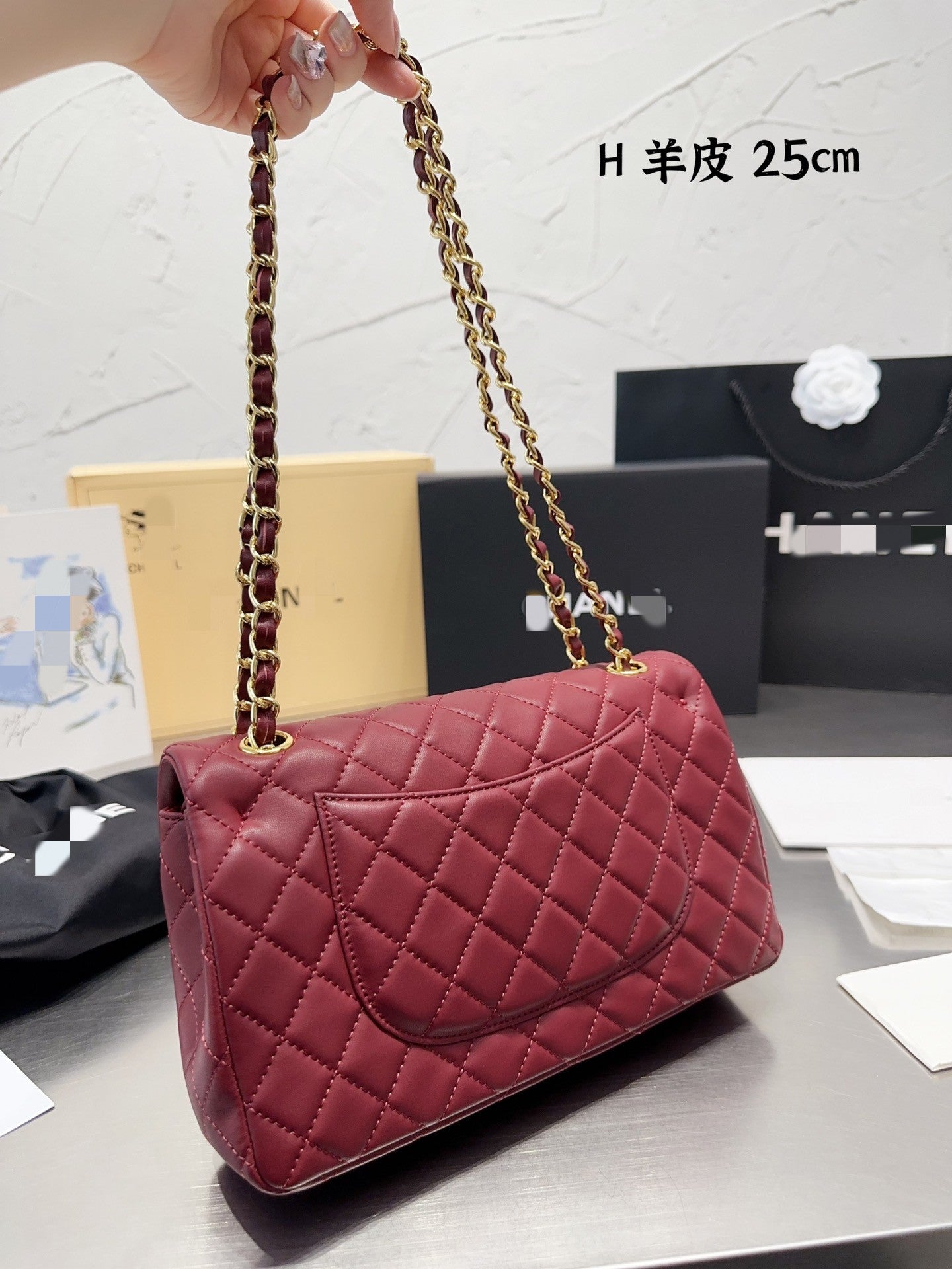 Diamond pattern shoulder bag
