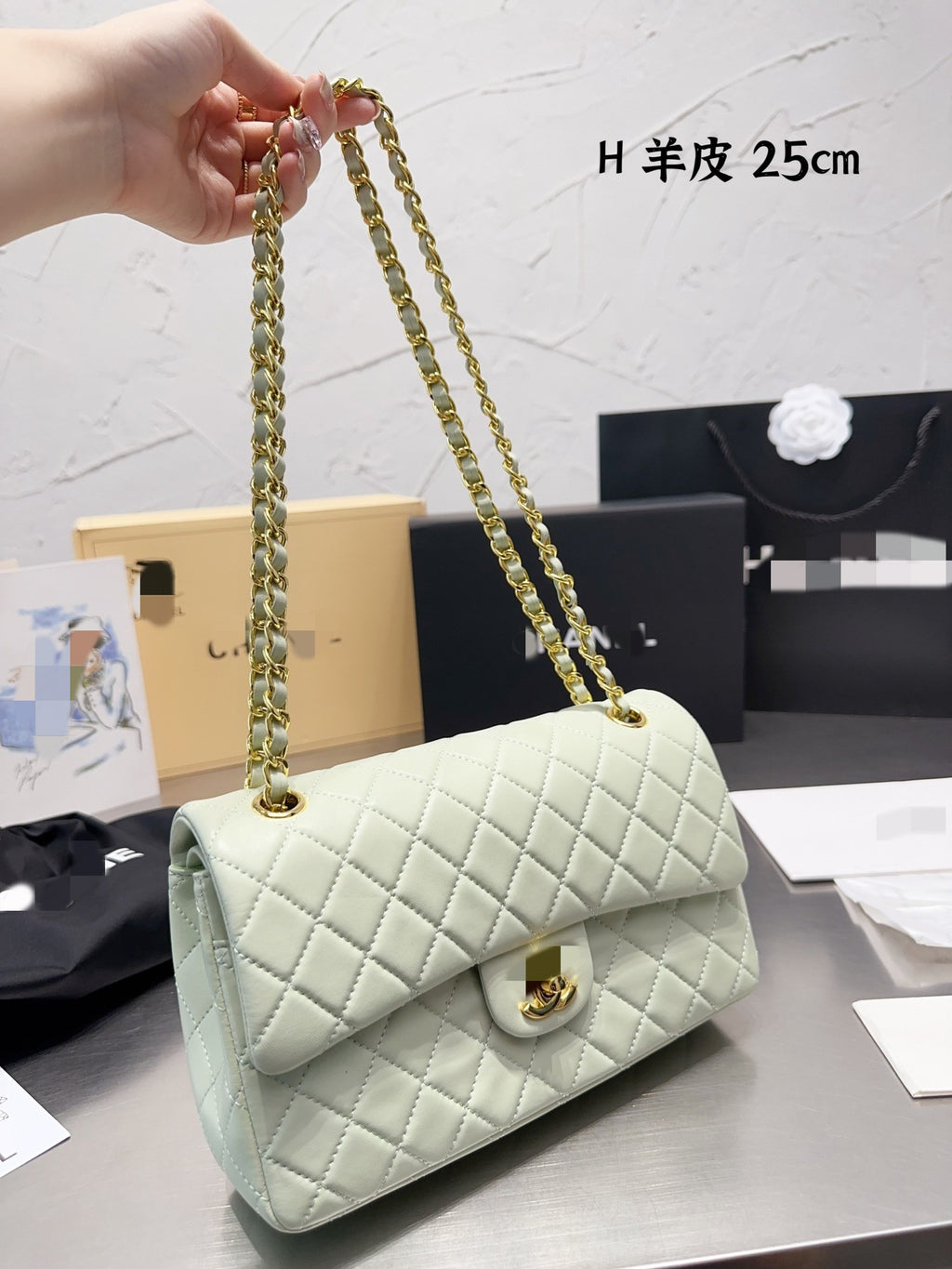 Diamond pattern shoulder bag