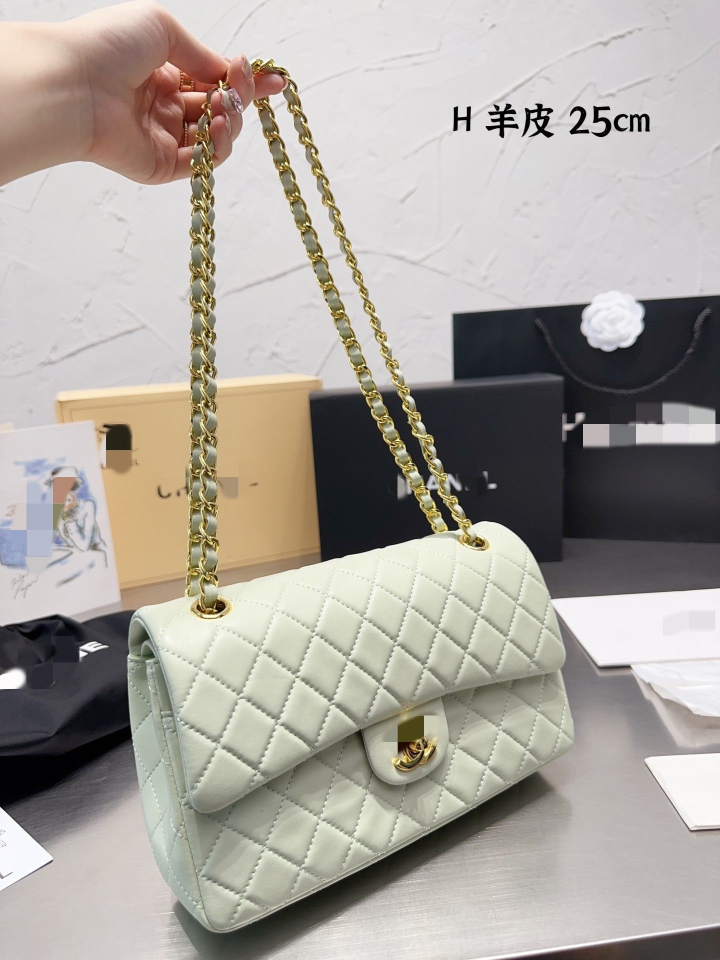 Diamond pattern shoulder bag