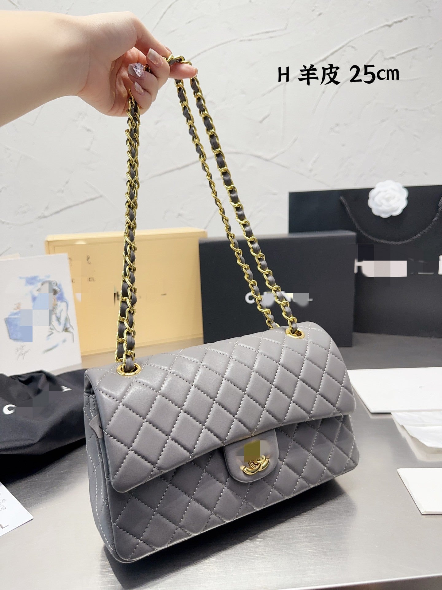 Diamond pattern shoulder bag