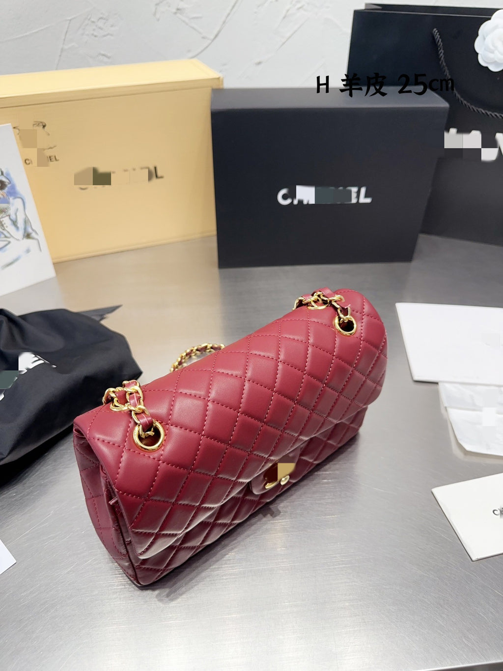 Diamond pattern shoulder bag